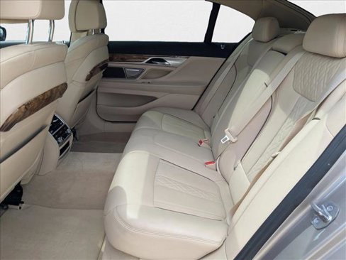 Used 2017 BMW 750i xDrive image 19
