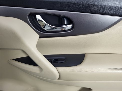 Used 2016 Nissan Rogue SV image 41