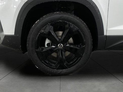 New 2025 Volkswagen Taos SE image 3