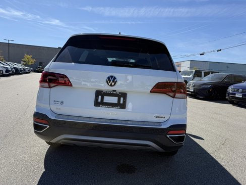 Certified 2022 Volkswagen Taos SE image 6