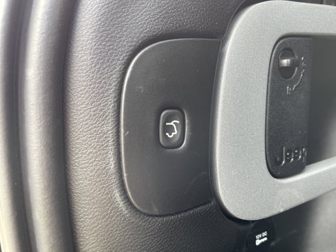 Used 2015 Jeep Cherokee Latitude w/ Comfort/Convenience Group image 42