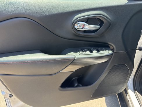 Used 2015 Jeep Cherokee Trailhawk w/ Comfort/Convenience Group image 9