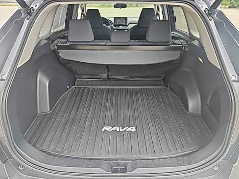 Used 2020 Toyota RAV4 XLE image 10