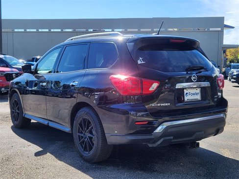 Used 2018 Nissan Pathfinder SV image 3