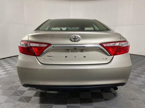 Used 2015 Toyota Camry LE image 7