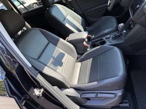 Used 2020 Volkswagen Tiguan SE w/ Panoramic Sunroof Package image 31
