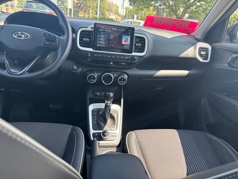 Certified 2024 Hyundai Venue Limited image 19