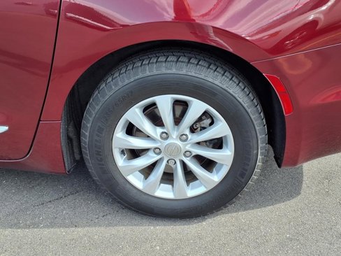 Used 2018 Chrysler Pacifica Touring-L Plus image 29