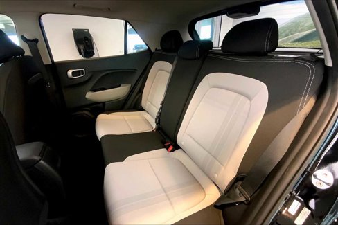 Used 2023 Hyundai Venue SEL image 19