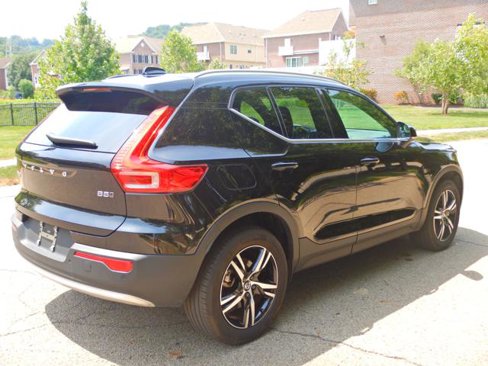 Used 2025 Volvo XC40 B5 Core image 9