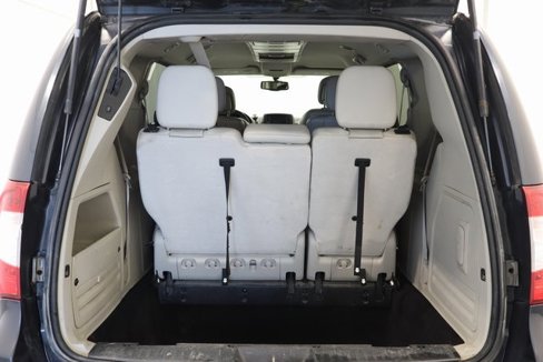 Used 2013 Chrysler Town & Country Touring-L image 17