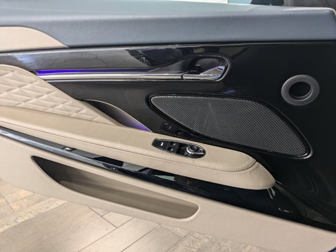 Used 2024 Aston Martin DB12 Convertible image 16