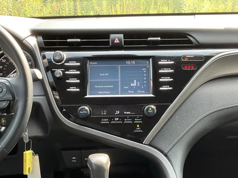 Used 2018 Toyota Camry SE image 3