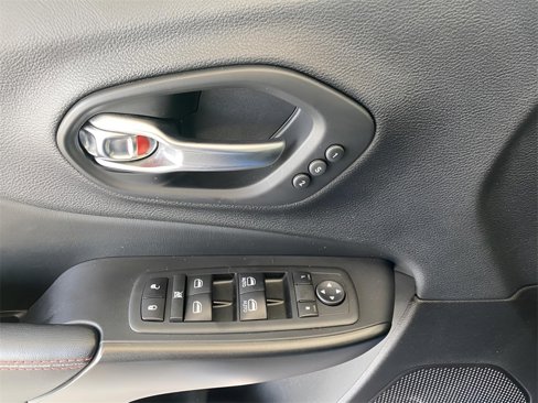 Used 2020 Jeep Cherokee Trailhawk image 14