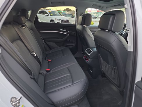 Used 2022 Audi e-tron Premium Plus w/ Premium Plus Package image 45