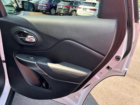 Used 2019 Jeep Cherokee Limited image 22