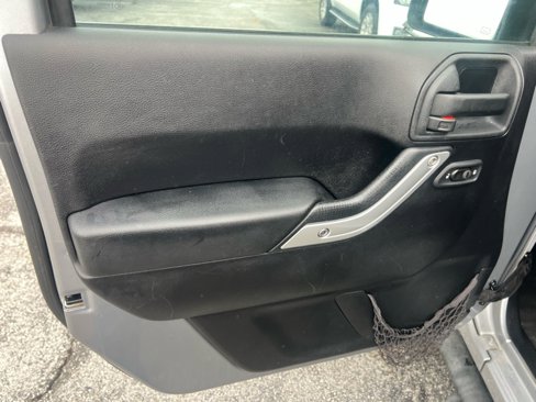 Used 2016 Jeep Wrangler Unlimited Sahara w/ Connectivity Group image 9