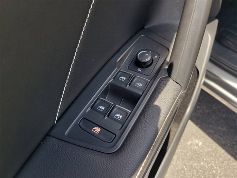 Used 2022 Volkswagen Tiguan SE image 17
