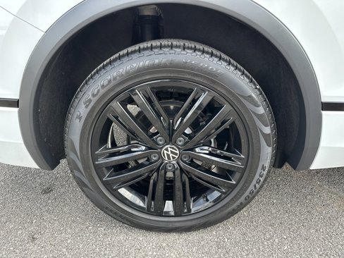 Used 2022 Volkswagen Tiguan SE R-Line image 18