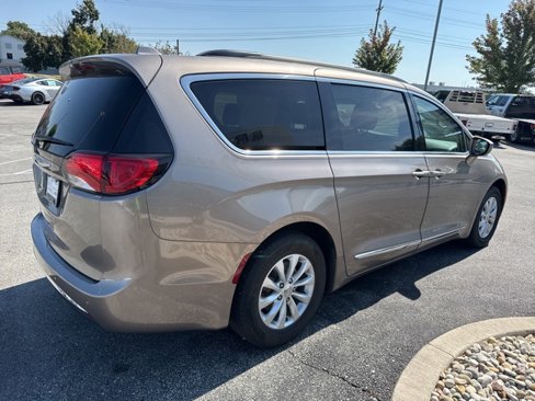 Used 2017 Chrysler Pacifica Touring-L image 6