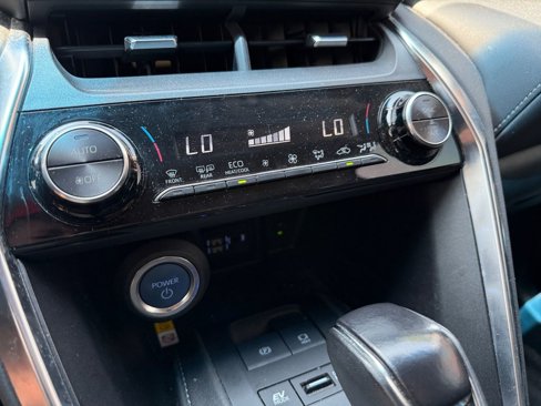 Certified 2022 Toyota Venza LE image 32