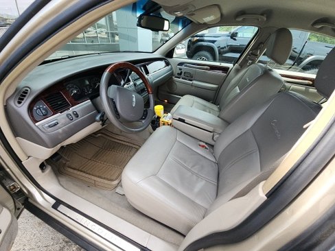Used 2010 Lincoln Town Car Signature Limited image 10