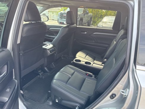 Used 2017 Toyota Highlander SE image 26