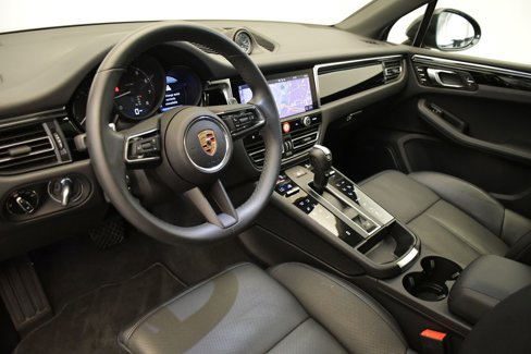 Certified 2025 Porsche Macan Turbo image 4