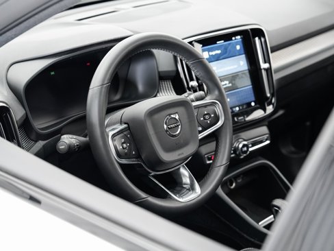 Used 2022 Volvo XC40 P8 Recharge Plus image 9