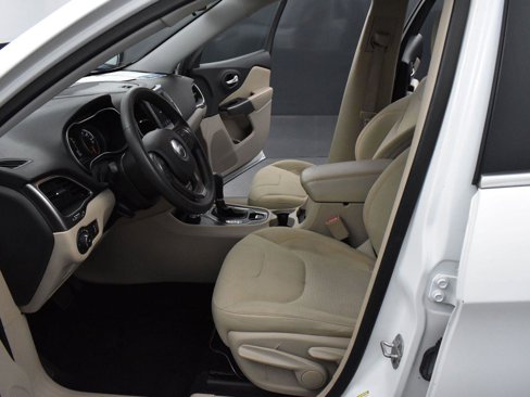Used 2019 Jeep Cherokee Latitude w/ Popular Appearance Group image 12
