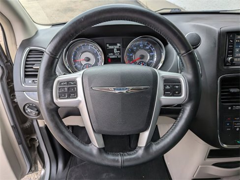 Used 2015 Chrysler Town & Country Touring-L w/ Driver Convenience Group image 16