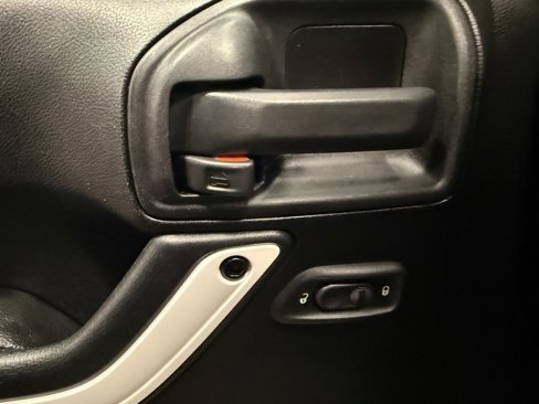 Used 2015 Jeep Wrangler Unlimited Sahara image 12
