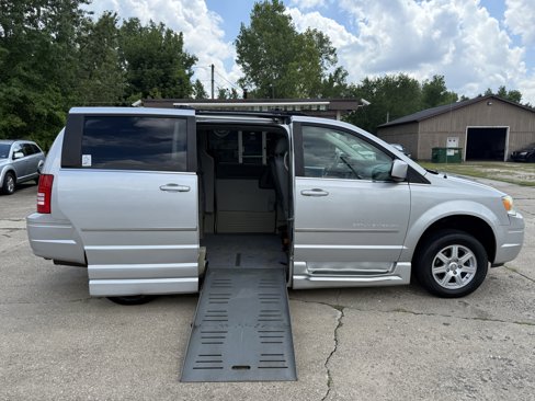 Used 2010 Chrysler Town & Country Touring image 28