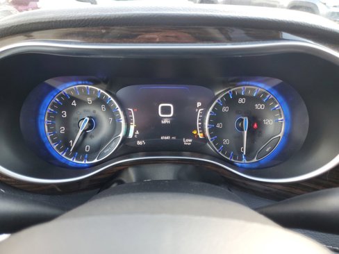 Used 2023 Chrysler Pacifica Limited image 32