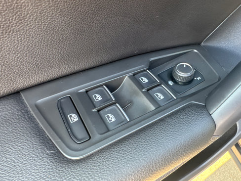Used 2021 Volkswagen Tiguan SE w/ Panoramic Sunroof Package image 23