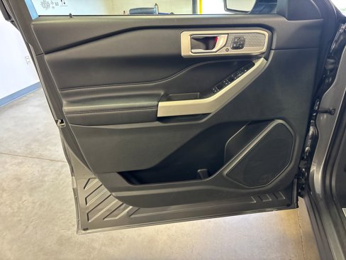 Used 2022 Ford Explorer Limited image 12