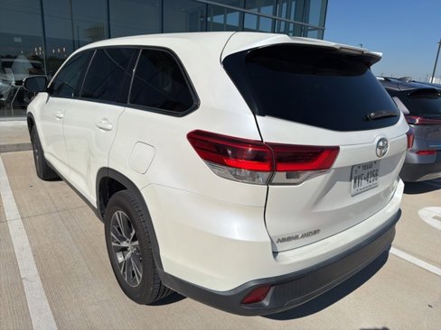 Used 2019 Toyota Highlander LE image 4