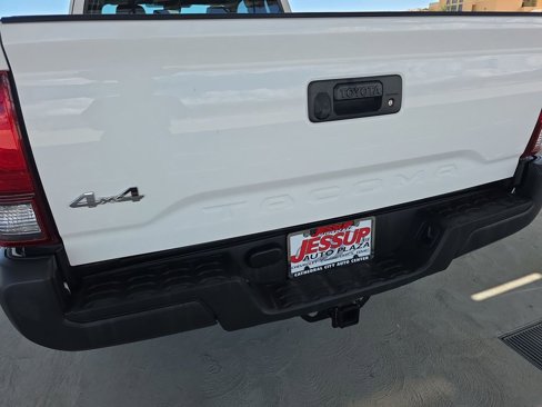 Used 2018 Toyota Tacoma SR image 32