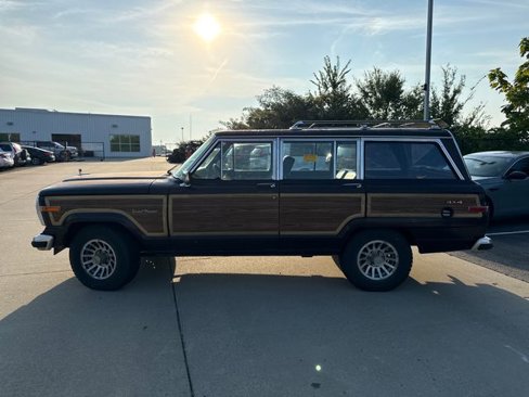 Used 1990 Jeep Grand Wagoneer image 2