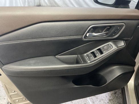Used 2021 Nissan Rogue SL w/ Premium Package image 13