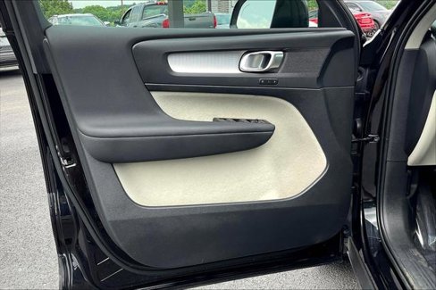 Used 2022 Volvo XC40 T5 Momentum image 18