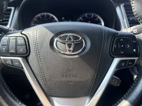 Used 2017 Toyota Highlander SE image 18