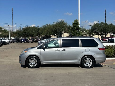 Used 2016 Toyota Sienna XLE image 4