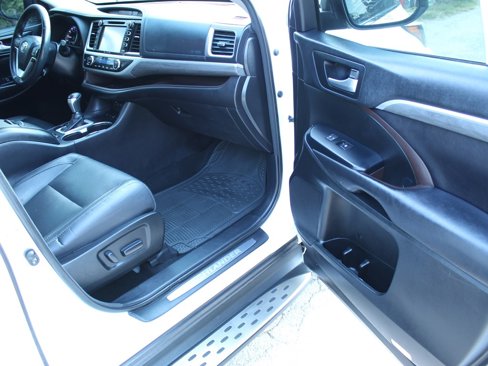 Used 2017 Toyota Highlander Limited image 16