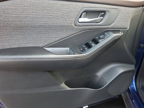 Used 2023 Nissan Rogue SV image 12