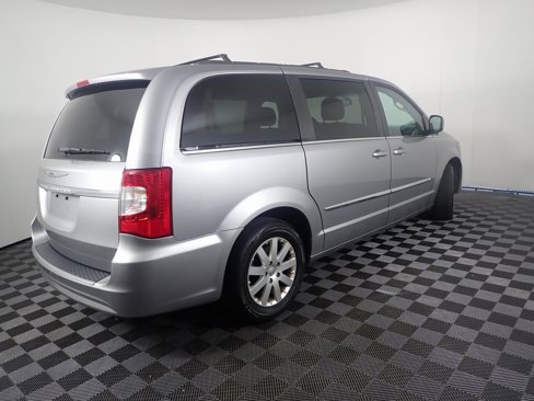 Used 2016 Chrysler Town & Country Touring image 16