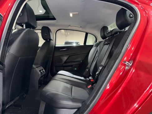Used 2018 Jaguar XE Premium image 12
