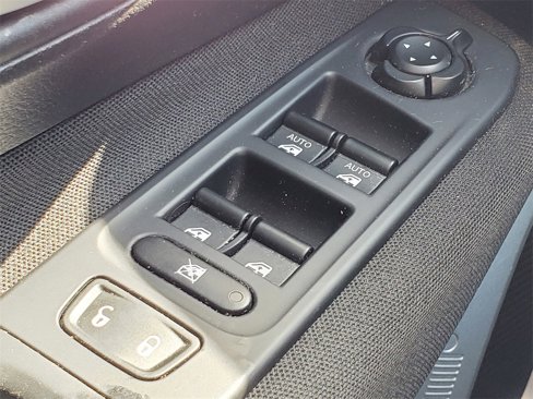 Used 2018 Jeep Renegade Latitude w/ Cold Weather Group image 15