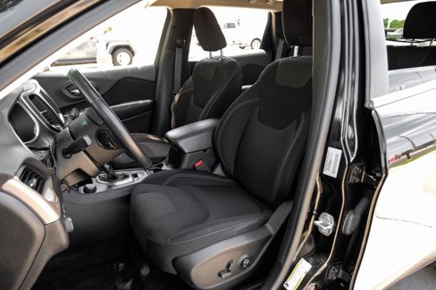 Used 2017 Jeep Cherokee Latitude w/ Comfort/Convenience Group image 8