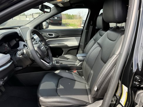 Used 2024 Jeep Compass Latitude image 14